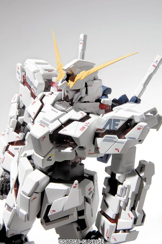 MG Unicorn Gundam Ver. Ka "Mobile Suit Gundam UC" - Bandai Hobby 1/100 Scale Master Grade Model Kit