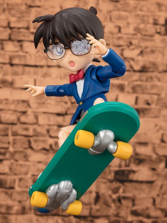 Detective Conan S.H.Figuarts Conan Edogawa (Resolution Edition) on skateboard