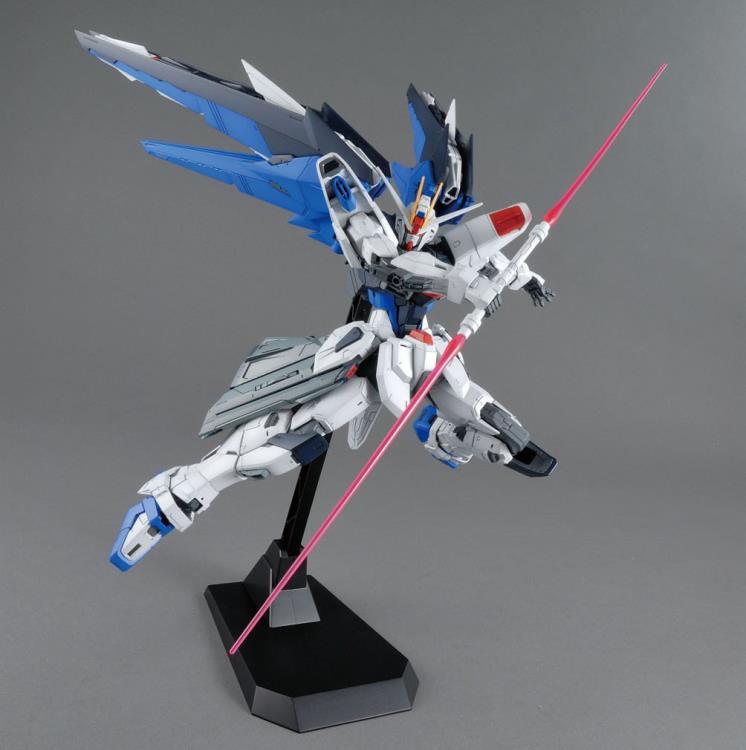 MG ZGMF-X10A Freedom Gundam Version 2.0 "Gundam Seed" - Bandai Hobby 1/100 Scale Master Grade Model Kit