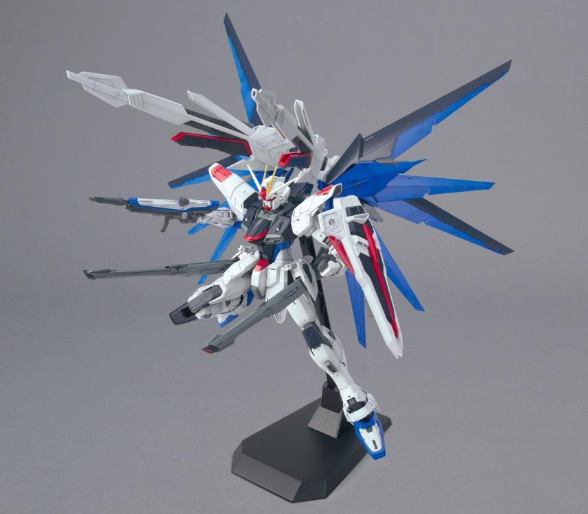 MG ZGMF-X10A Freedom Gundam Version 2.0 "Gundam Seed" - Bandai Hobby 1/100 Scale Master Grade Model Kit