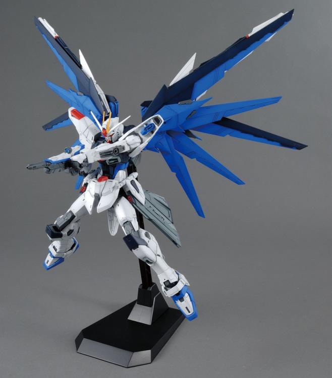 MG ZGMF-X10A Freedom Gundam Version 2.0 "Gundam Seed" - Bandai Hobby 1/100 Scale Master Grade Model Kit