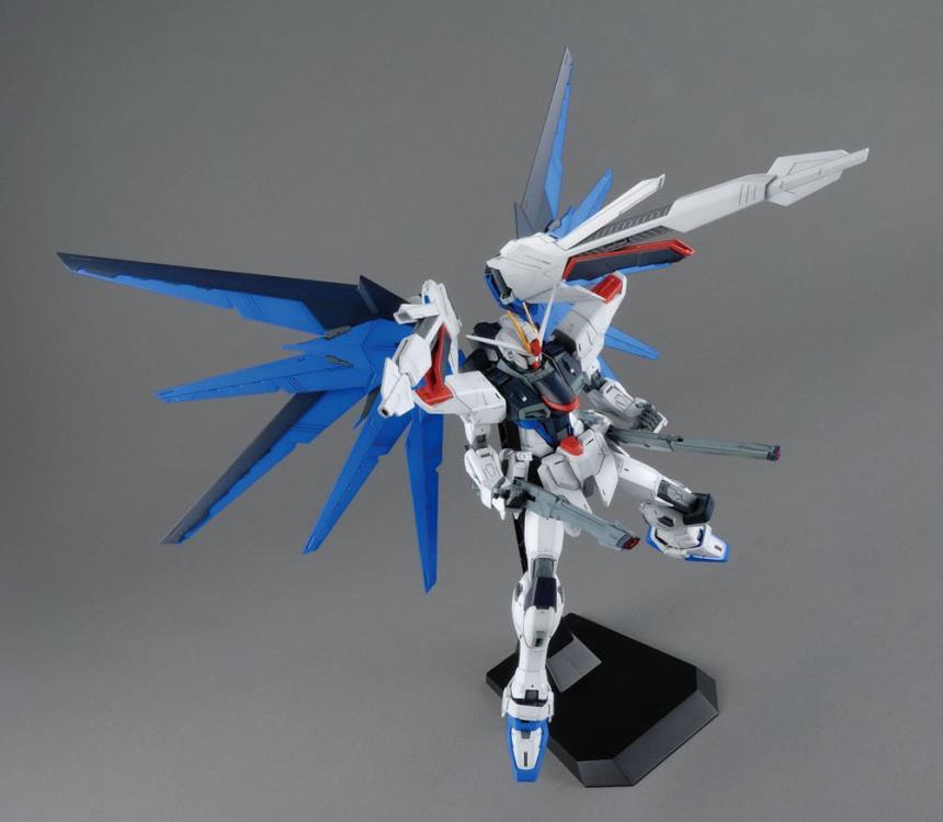 MG ZGMF-X10A Freedom Gundam Version 2.0 "Gundam Seed" - Bandai Hobby 1/100 Scale Master Grade Model Kit