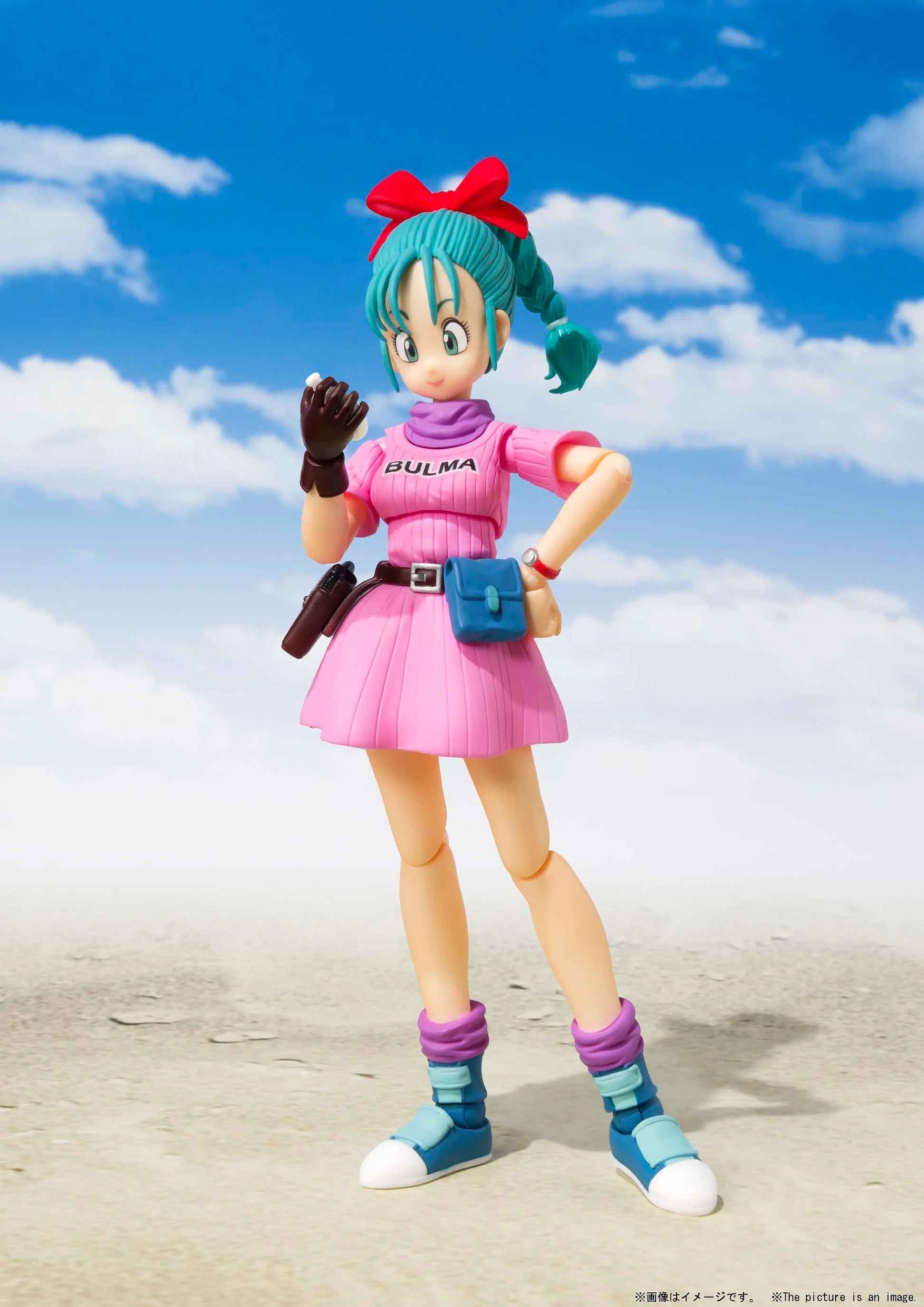 S.H.Figuarts Bulma -Adventure Begins- (Re-issue) looking at the radar