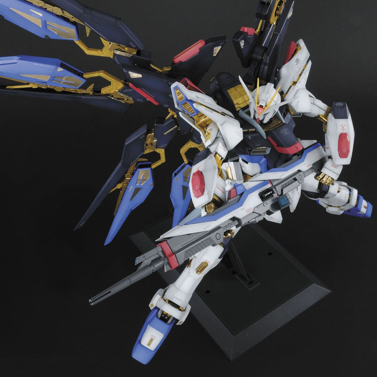 PG Strike Freedom "Mobile Suit Gundam Seed Destiny" - Bandai Hobby 1/60 Scale Perfect Grade Model Kit