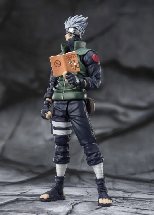 Naruto: Shippuden S.H.Figuarts Kakashi Hatake reading book