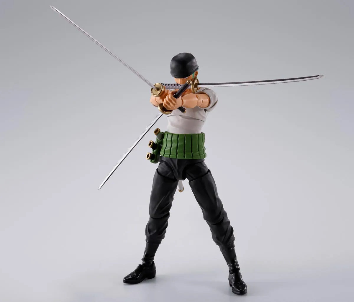  Roronoa Zoro - Romance Dawn - "One Piece", TAMASHII NATIONS S.H.Figuarts holding 3 swords standing